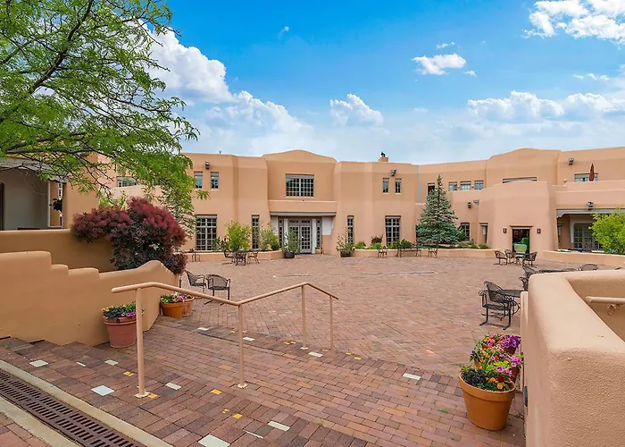 Quail Run 667 | Kiva Fireplace | 2-Car Garage | Golf Course | Pool & Hot Tub | Tennis & Pickleball